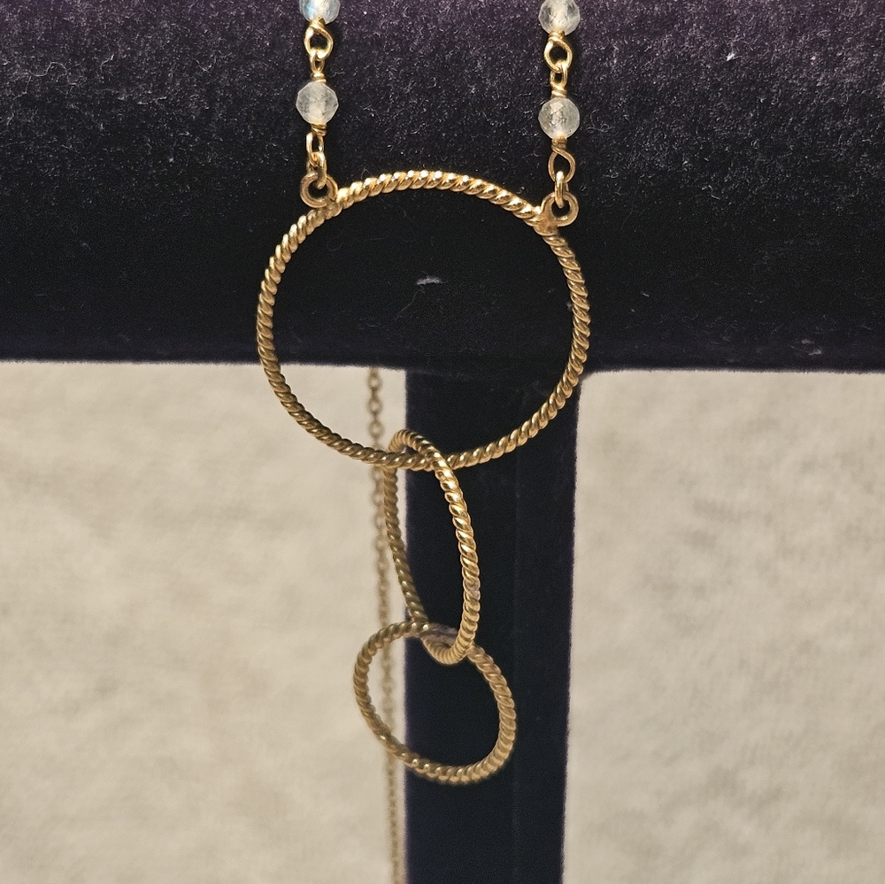 925 YELLOW STERLING SILVER 3 RING AND WHITE MOONSTONE NECKLACE. GORGEOUS. PICS